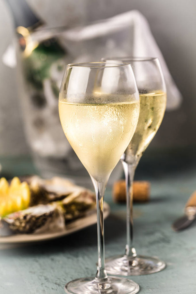 mooie voorgerecht oesters en champagne glazen - Foto, afbeelding