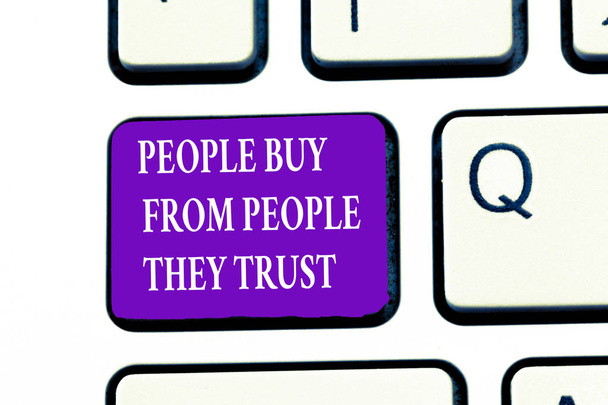 Word schrijven tekst tonen kopen van tonen ze vertrouwen. Bedrijfsconcept voor het bouwen van vertrouwen en klanttevredenheid - Foto, afbeelding