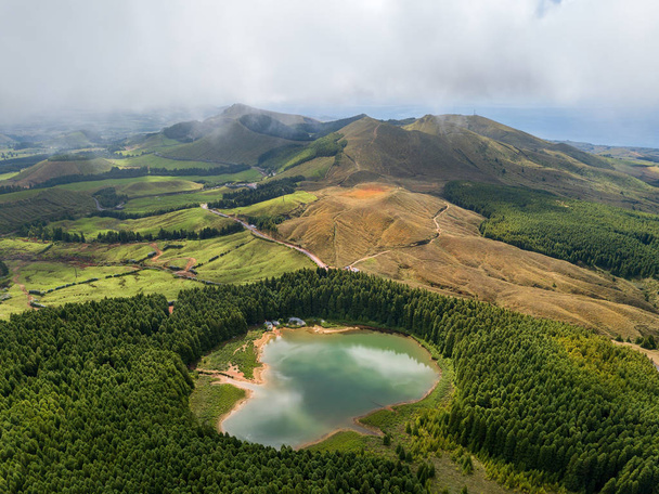 Drone widok na lagunę Canario. Jezioro utworzone przez krater starego wulkanu na wyspie San Miguel, Azory, Portugalia. Lotu ptaka, panoramiczny widok z lotu ptaka. - Zdjęcie, obraz