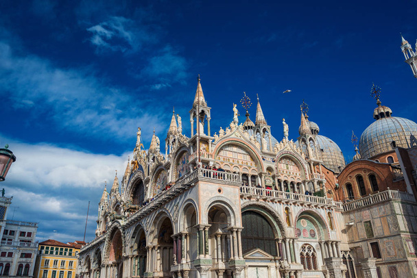 Venetsia, ITALIA, HELMIKUU 13, 2018 - Turistit vierailevat kauniissa Saint Mark Basilicassa
  - Valokuva, kuva