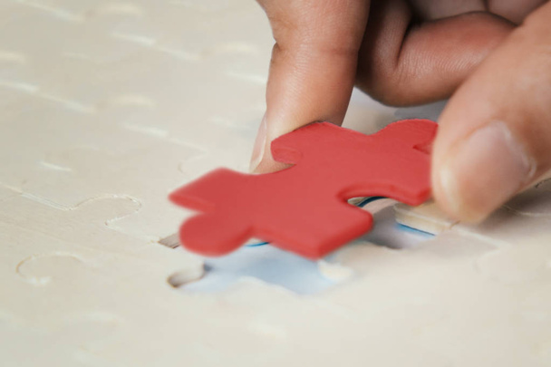 Geschäftsmann Hand verbindet Puzzle. Unternehmenslösungen, Erfolg und Strategiekonzept - Foto, Bild