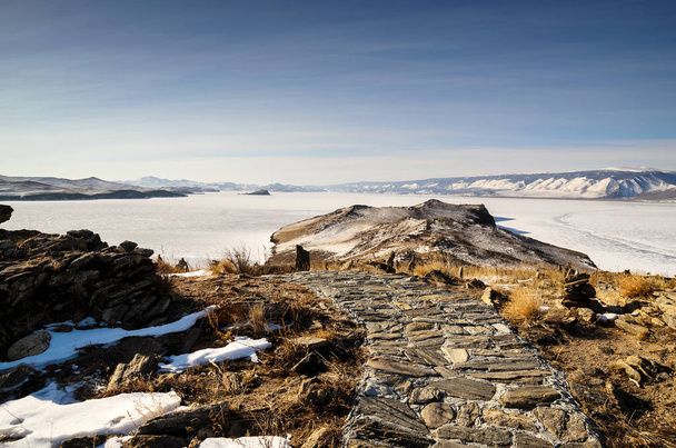 Взимку вид з острова Ogoy на озеро Байкал в сонячний день, Росія - Фото, зображення
