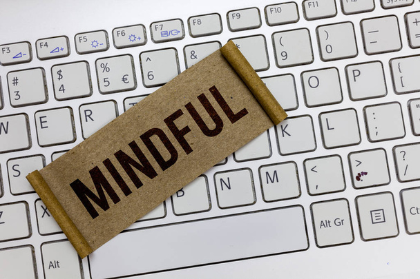 Рукописний текст писати Mindful. Концепція означає, що свідоме відомо про те, що згідне робити медитації похилій - Фото, зображення