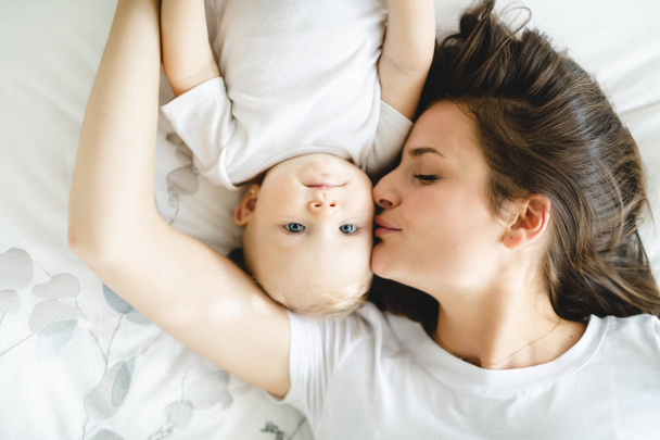 mother with baby on bed having good time - Foto, Imagem