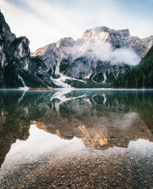 Blick auf Pragser Wildsee mit Spiegelung in den Dolomiten am Morgen, Südtirol, Italien - Foto, Bild