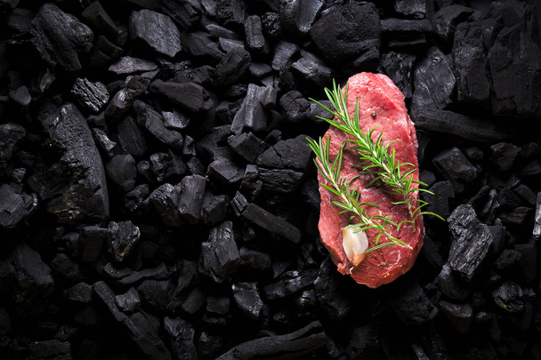 Hovězí steak na dřevěné uhlí. - Fotografie, Obrázek