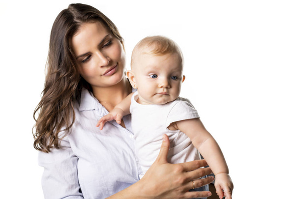A mother holdng his baby on studio white background - Valokuva, kuva