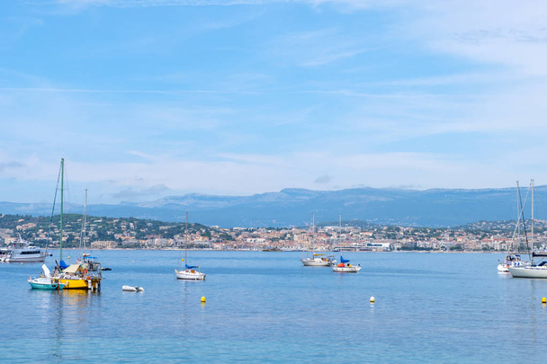 日光で水の上の船。鮮やかな青い海と空。テキストを配置します。カンヌ, フランス - 写真・画像