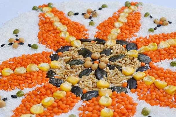Mandala de cereales, granos y semillas. Concepto sin gluten. Maíz, coco, arroz, avena, lentejas, soja, semillas de calabaza Comida sana Vista superior Copiar el espacio
 - Foto, imagen