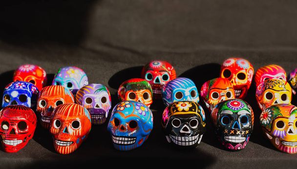 セラミック頭蓋骨、ハロウィーン、メキシコの伝統の小さなカラフルな頭 - 写真・画像