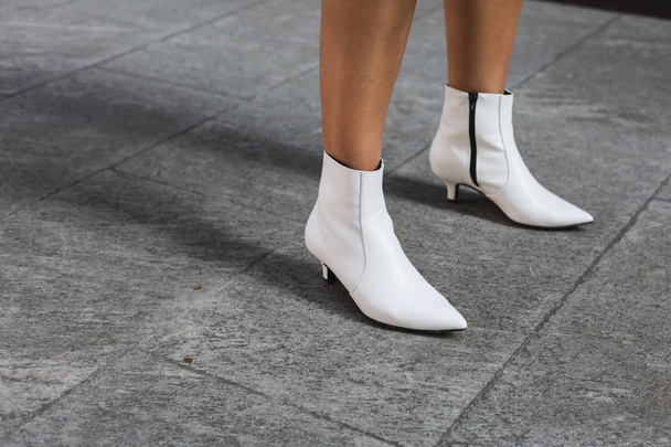 Μιλάνο, Ιταλία - 23 Σεπτεμβρίου: Λεπτομέρεια από παπούτσια έξω από την επίδειξη μόδας Giorgio Armani κατά τη διάρκεια της εβδομάδας μόδας του Μιλάνο γυναικών στις 23 Σεπτεμβρίου 2018 για: Μιλάνο. - Φωτογραφία, εικόνα
