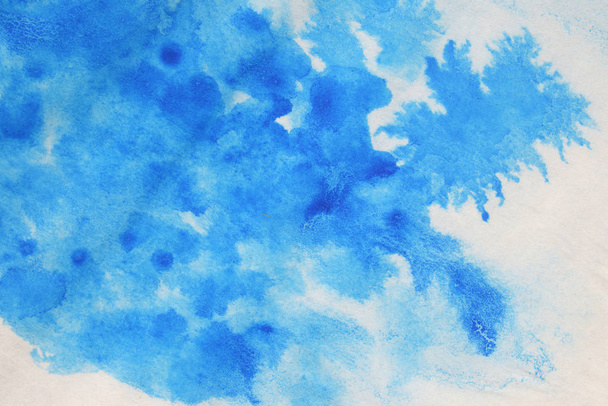 Soyut Mavi el boyalı mürekkep ve suluboya splash Beyaz Kağıt arka planda, yaratıcı tasarım şablonları - Fotoğraf, Görsel