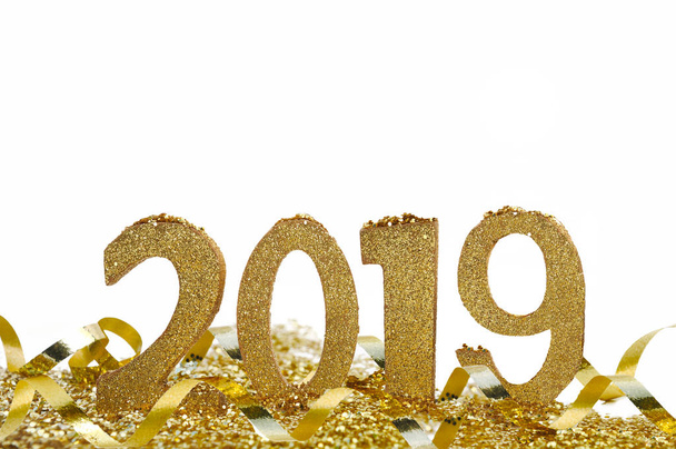 2019 in goldenen Figuren mit Schleife und Glitzern auf weißem Hintergrund  - Foto, Bild