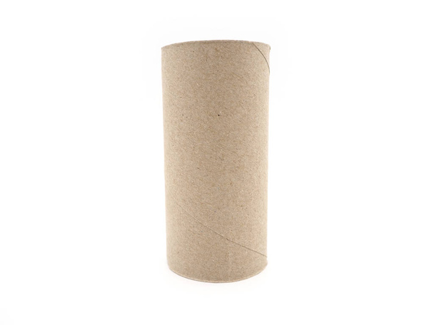 Papieren zakdoekje roll kern. Lege roll op wc-papier geïsoleerd op een witte achtergrond. - Foto, afbeelding