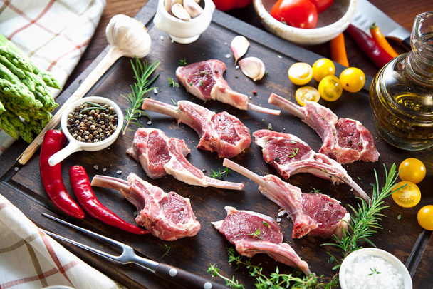 Rack d'agneau, viande crue avec os sur table de cuisine rustique à fond en bois
 - Photo, image