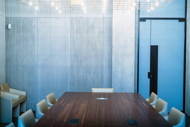 пустой интерьер конференц-зала со столом и стульями - Фото, изображение