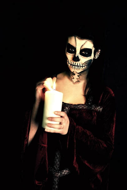 τρόμου σκηνή ένα τρομακτικό γυναίκας με κερί - Φωτογραφία, εικόνα