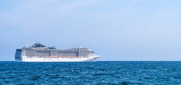 Crucero megabarco en el agua. Un plano panorámico. Cannes, Francia
 - Foto, imagen