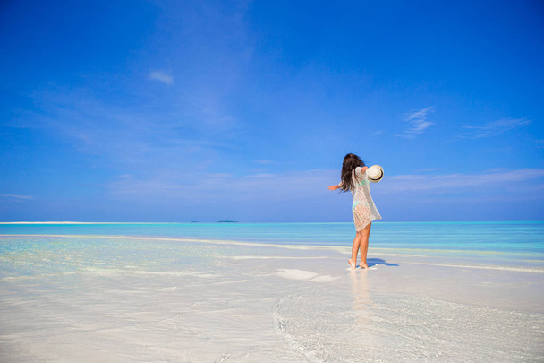 jonge vrouw genieten van tropisch strandvakantie - Foto, afbeelding