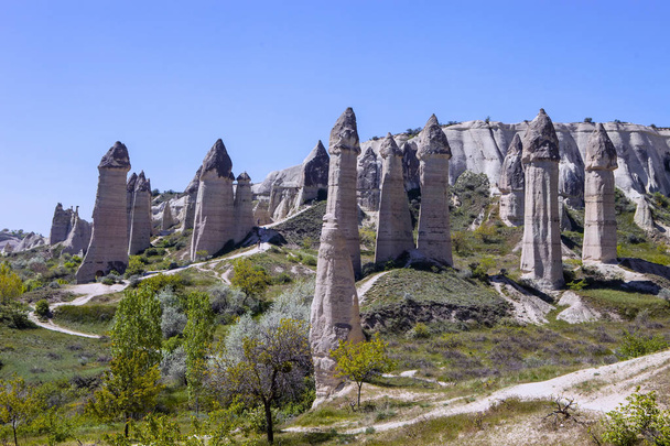 Fantastisch landschap van Cappadocië in Turkije, ongelooflijke rotsformaties  - Foto, afbeelding
