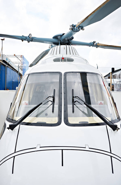 Вертолет для скорой помощи с красным крестом
 - Фото, изображение