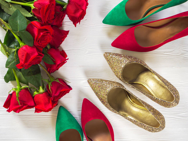 Жіноче взуття (зав'язане зелено-червоне, золоті шорсткі блискітки на підборах насосів). Модне вбрання на Різдво, вечір, ніч. Шаблон для інтернет-магазину, веб-сайту, банерів, карток, купонів, продажу флаєрів. Плоский простір, вид зверху вниз
 - Фото, зображення