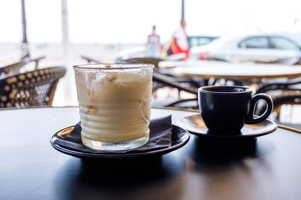 Boissons savoureuses et énergiques dans un café-bar de France. Tasse à café près d'un verre de cappuccino. Gros plan
 - Photo, image