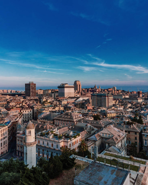 Näkymä Genovan historialliseen keskustaan ja keskustaan, Italia hämärässä
 - Valokuva, kuva