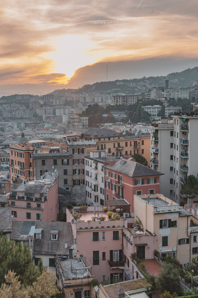 Blick auf Häuser auf Hügeln unter Sonnenuntergang in Genua, Italien - Foto, Bild