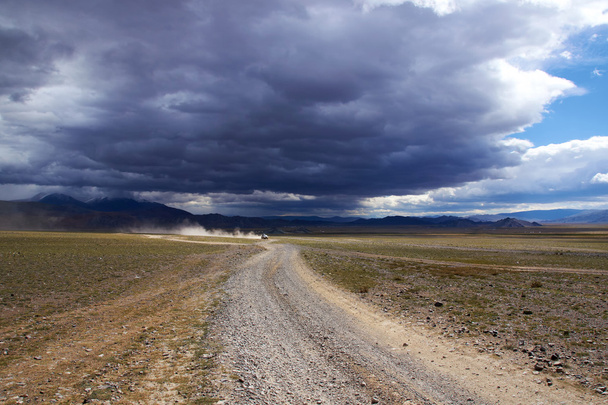 Автомобіль на дорозі в Монголії - Фото, зображення