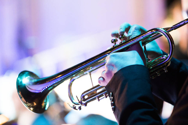 Een persoon die een trompet spelen tijdens een concert - Foto, afbeelding