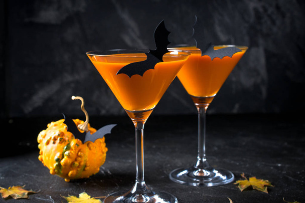 Cocktail orange citrouille Halloween. Boisson festive. Fête d'Halloween. Citrouille drôle avec des décorations de vacances
 - Photo, image