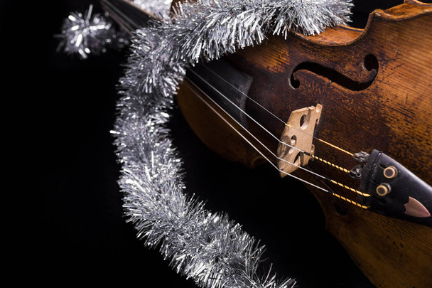 Viola nebo housle s vánoční ozdoba na černém pozadí - Fotografie, Obrázek