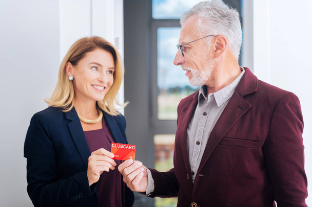 Bearded businessman buying new house giving his credit card to estate agent - Foto, Imagem