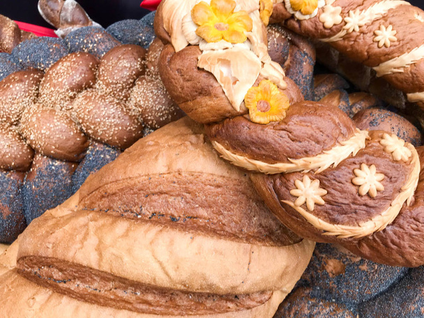 Текстура румяной коричневой пшеницы пышные вкусные белые хлебы, хлеб, черные маковые булочки. Фон
 - Фото, изображение