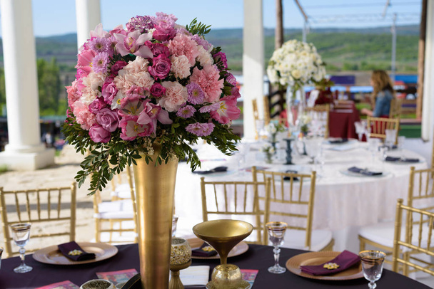 la mesa de fiesta decorada con flores, elementos decorativos y combinados con colores
 - Foto, imagen