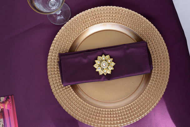 la mesa de boda adornada con las planchas doradas y los elementos decorativos en los colores pastel
 - Foto, imagen