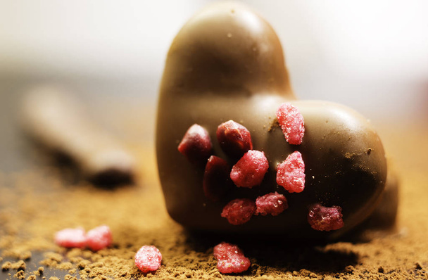 Suklaa boniumia paloja hyytelöä papuja ja kaakaojauhetta mustavalkoinen taustalla.Valentine käsite
. - Valokuva, kuva