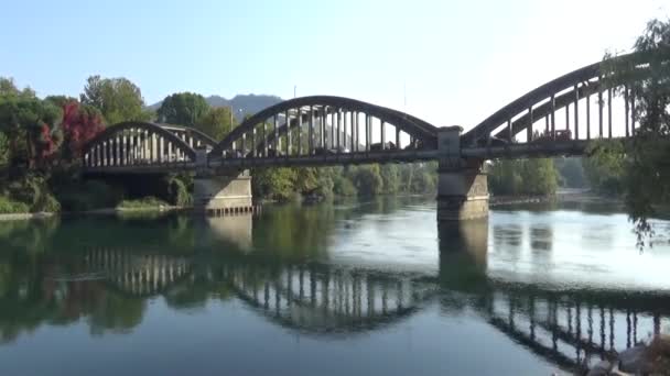 Ponte rodoviária sobre o rio. Reflexão de uma ponte em um rio
. - Filmagem, Vídeo