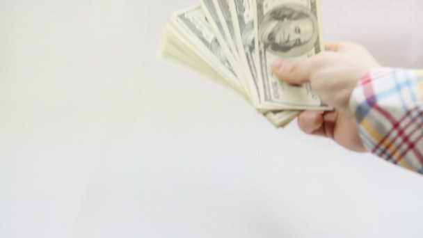 muž zaplatí s americkými dolary na bílém pozadí - Záběry, video