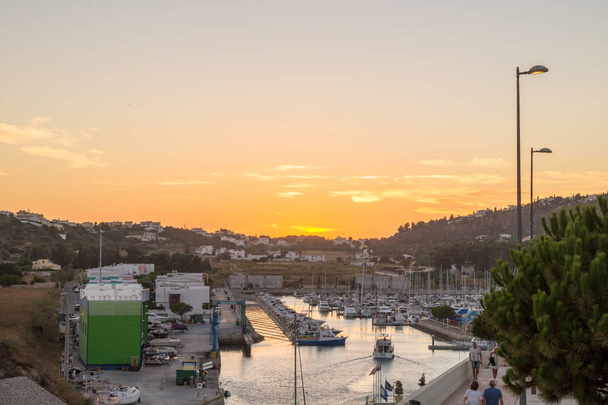 Coucher de soleil sur le Porto de Abrigo de Albufeira, Albufeira Bay à Albufeira, Portugal
. - Photo, image