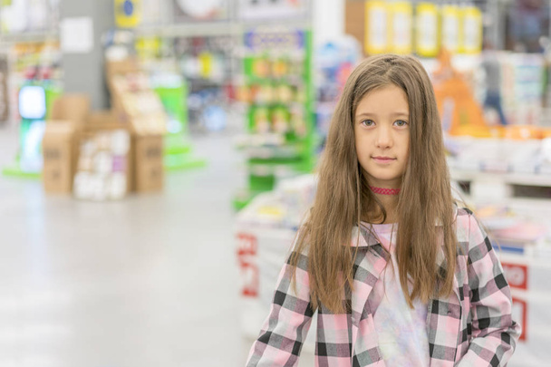 Piękna Nastolatka Dziewczyna z długimi włosami w centrum handlowym. - Zdjęcie, obraz