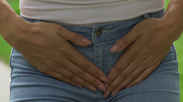 Žena cítí náhlé bolesti břicha, syndrom polycystických ovarií, closeup - Záběry, video