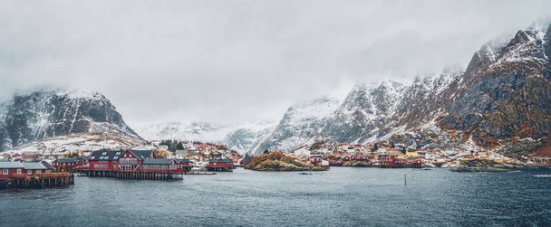 ein Dorf auf den erhabenen Inseln, Norwegen. Panorama - Foto, Bild