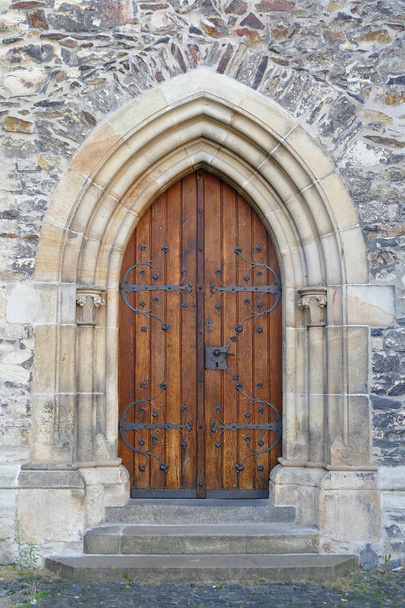古い木造ゴシック様式教会の扉、階段と - 写真・画像