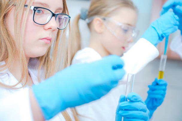 Química Aprende de Niños. Dos chicas caucásicas con equipo de laboratorio
. - Foto, Imagen