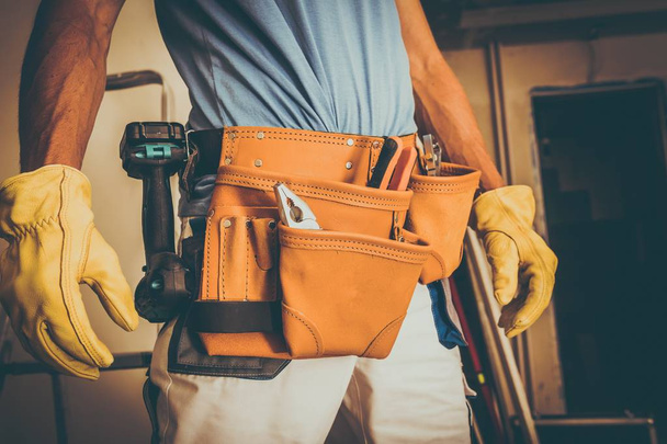 Trabalho de Trabalhador da Construção. Homens caucasianos com ferramentas de couro cinto preparando-se para o trabalho
. - Foto, Imagem