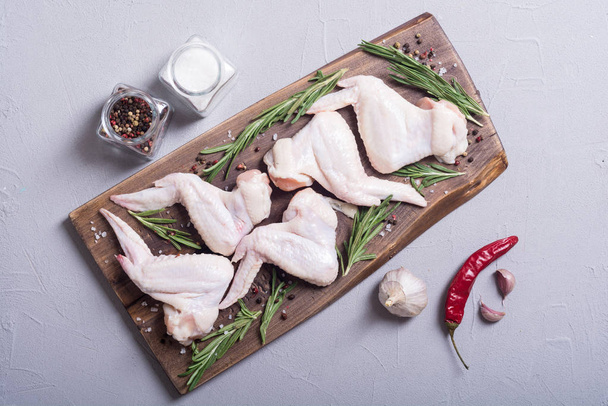 Chicken raw wings with rosemary , garlic , pepper and salt . Ingredient for preparation - Fotó, kép