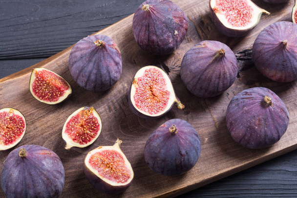 Fresh autumn fruit figs . Healthy food on rustic background - Φωτογραφία, εικόνα