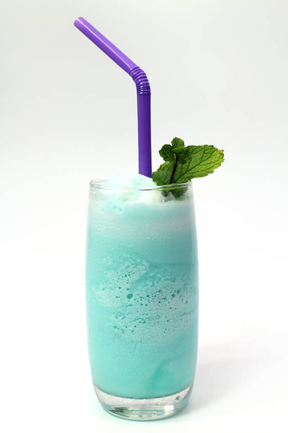 Un verre de boisson fraîche cocktail d'alcool et feuille de menthe
 - Photo, image